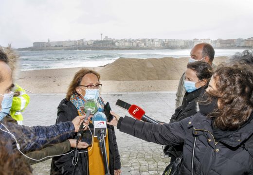 O concello inicia os traballos para levantar a duna de protección na praia de Riazor de cara á tempada invernal